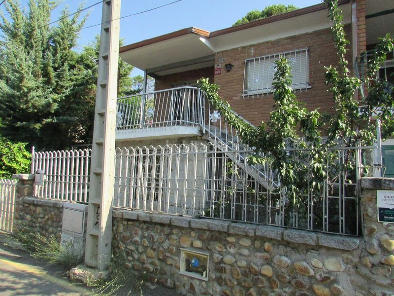 Foto ab2b699f-1b8f-42f8-a125-d73f9de2fab9. Casa adossada amb calefacció aparcament piscina a Collado Mediano