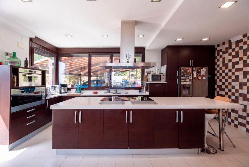 Foto 1e7a7430-5873-464f-99e1-d521a3e0fbf9. Chalet precioso y cómodo chalet moderno con vistas espectaculares al skyline de madrid en Torrelodones