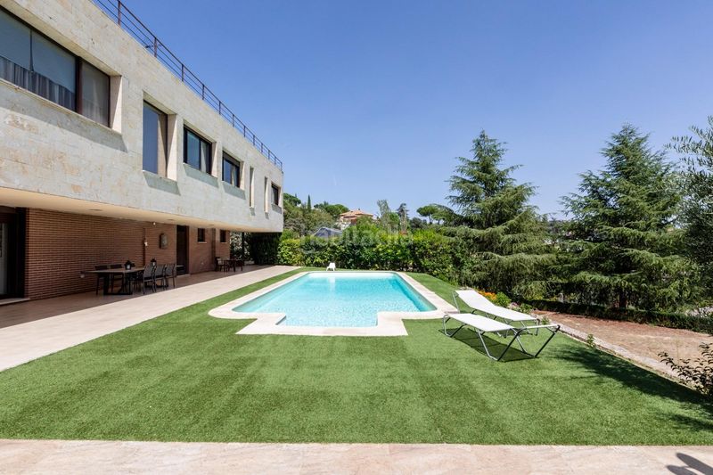 Foto a27207aa-06c5-4aad-96ca-f8af027eb608. Chalet precioso y cómodo chalet moderno con vistas espectaculares al skyline de madrid en Torrelodones