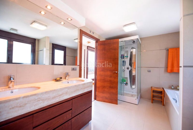 Foto c78d0bf7-b397-43d0-ab05-0a41b33553cf. Chalet precioso y cómodo chalet moderno con vistas espectaculares al skyline de madrid en Torrelodones