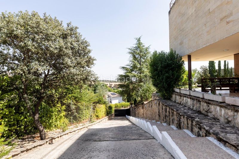 Foto c89ae4a7-2a65-4768-8b92-18d4df134c26. Chalet precioso y cómodo chalet moderno con vistas espectaculares al skyline de madrid en Torrelodones