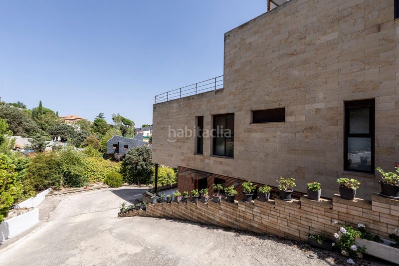 Foto d40e1f80-82ad-4507-b01d-cf02db7d194d. Chalet precioso y cómodo chalet moderno con vistas espectaculares al skyline de madrid en Torrelodones