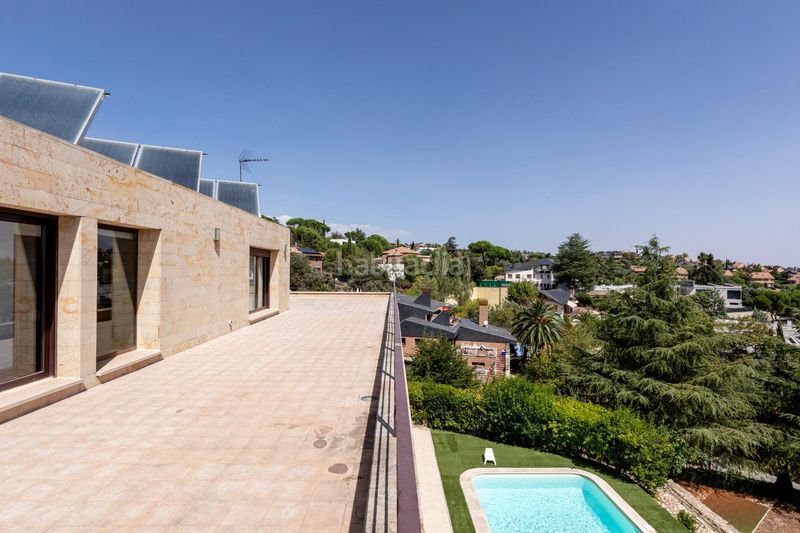 Foto d4be8f9b-85a4-4c31-9200-1ad22c27e5c0. Chalet precioso y cómodo chalet moderno con vistas espectaculares al skyline de madrid en Torrelodones