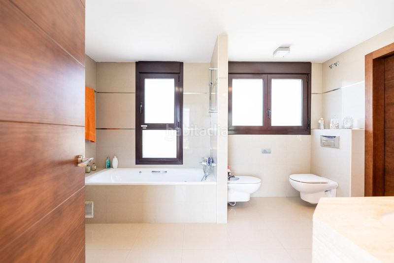 Foto fa95175b-3cac-4043-92ff-544c69931700. Chalet precioso y cómodo chalet moderno con vistas espectaculares al skyline de madrid en Torrelodones