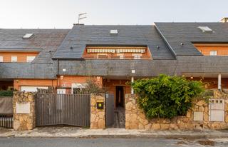 Maison jumelée à Guadarrama. Venta de chalet adosado en guadarrama