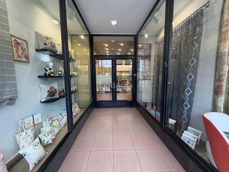 Foto 7b57d9c5-5264-49a3-bf87-87609080fd85. Local comercial  en una planta con escaparate en Collado Villalba