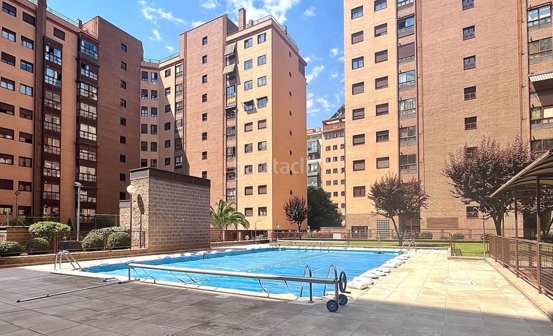 Foto 41b7d0a8-db2f-4769-b24c-0bc1968a278f. Pis amb calefacció aparcament piscina a Palomeras Sureste Madrid