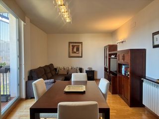 Flat  Carrer de cervantes. Piso de 3 habitaciones, piscina, 2 plazas de parking y trastero
