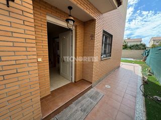 Casa aparellada a Yunquera de Henares. Casa en venta en yunquera de henares