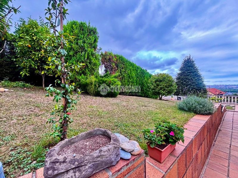 Foto e0887a11-a858-4eee-9794-2179b3002bb3. Casa aparellada a Muriedas Camargo