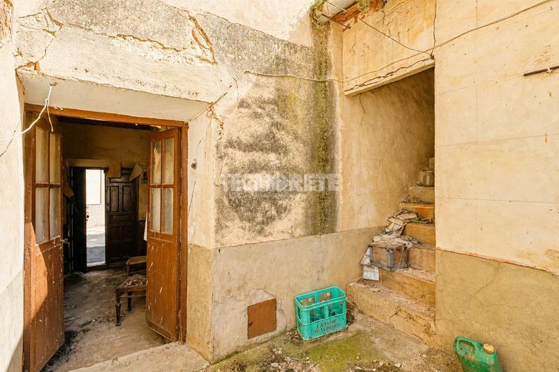 Foto 9a59f7fa-3710-48f2-a6c7-082565e2e263. Casa aparellada amb aparcament a Yébenes (Los)