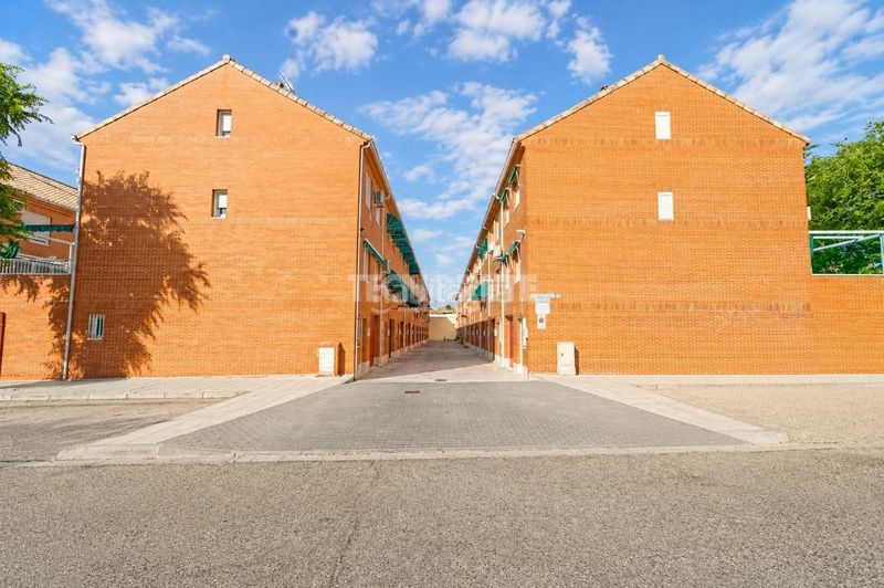 Foto a0b1e278-d4e7-47b1-af73-cb4283fb3fe0. Casa aparellada amb calefacció aparcament a Santa María de Benquerencia Toledo