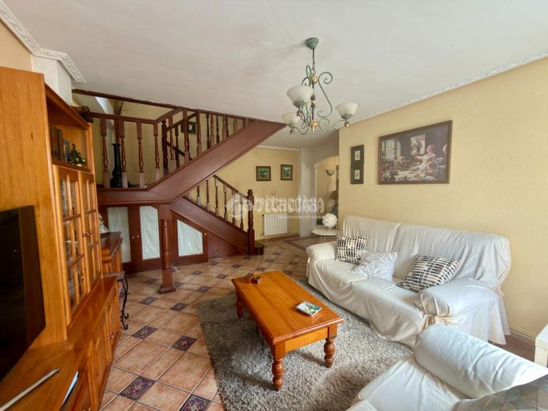 Foto 1cce89de-8170-45e5-a6b4-a9d79a9b6a14. Casa aparellada a Maliaño Camargo