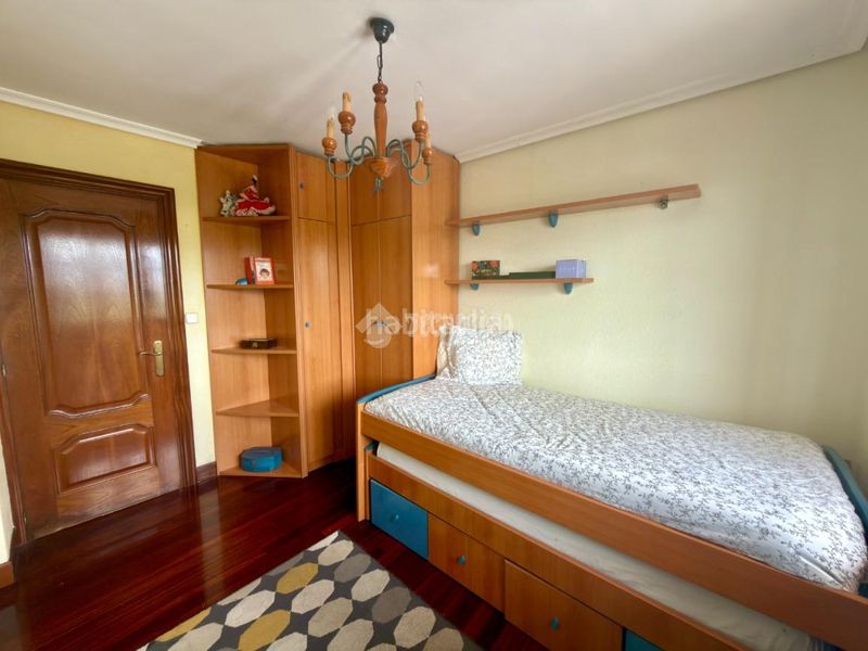 Foto c4709ff7-7dea-4b97-896a-1213fed1a6d8. Casa aparellada a Maliaño Camargo