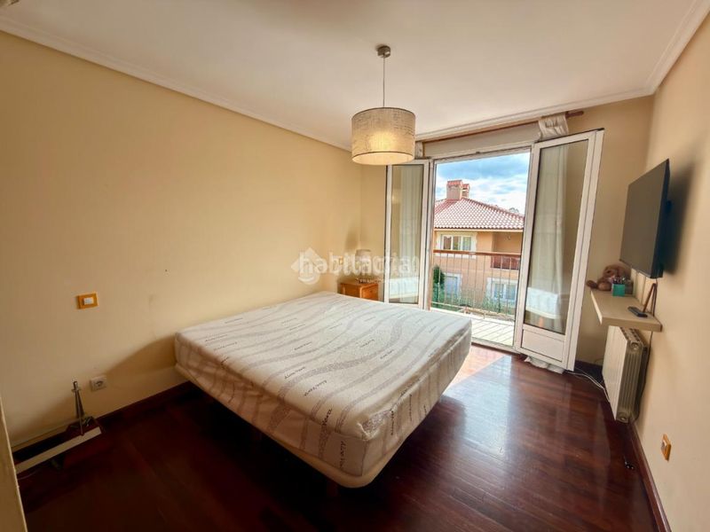 Foto b06fd83e-5f8a-4952-8b17-cecab1c8e4e6. Casa aparellada a Maliaño Camargo