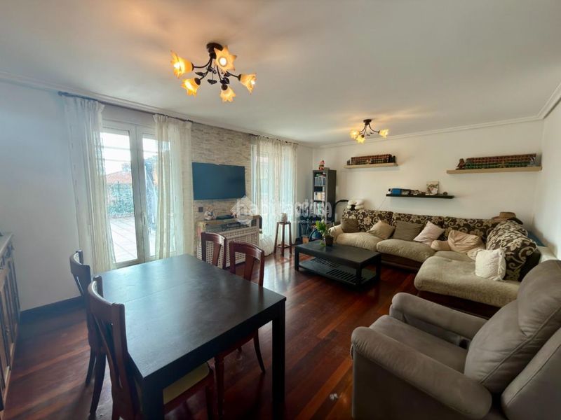 Foto d570ae3a-7c80-4121-8033-49788711c03c. Casa aparellada a Maliaño Camargo