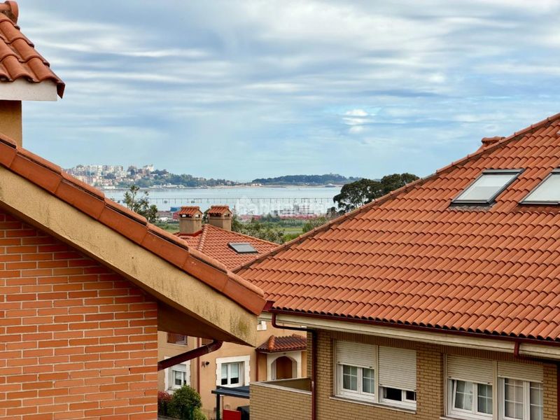 Foto f7622578-29a9-4a14-a36a-e22f96de04e9. Casa aparellada a Maliaño Camargo