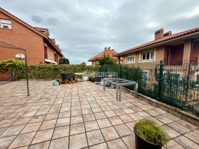 Foto fe0330e8-546e-4843-90bf-94f9b16bba39. Casa aparellada a Maliaño Camargo