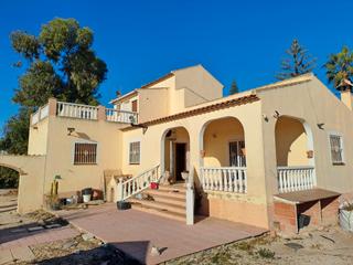 Maison  N/a. Espaciosa villa de 4 dormitorios con piscina, terraza en la azot