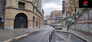 Autoparkplatz  Paseo de uribitarte. Parcela de garaje doble en isozaki