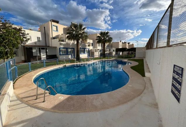 Foto 1d58c96f-c42d-4916-aa3a-27a57d381178. Casa adossada amb aparcament piscina a Aguadulce Norte Roquetas de Mar