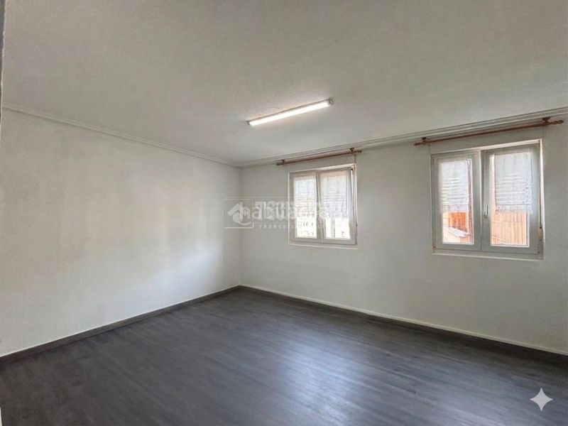 Foto de20b1b2-829a-46c0-b1a4-7f92db1049a0. Piso  en venta en Los Castros Santander