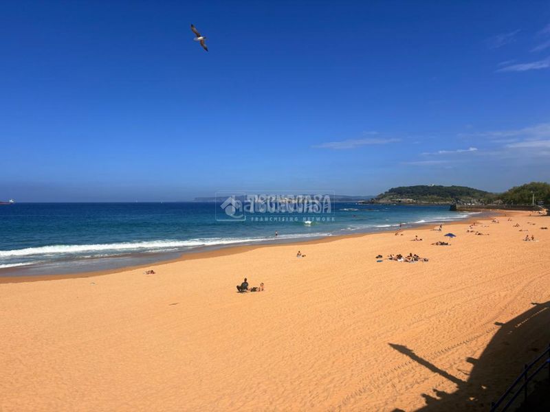 Foto c8f4f574-59d5-43d6-a758-fb5849c09f0c. Pis amb calefacció aparcament a Los Castros Santander