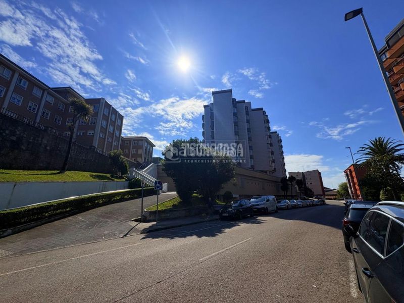 Foto d4e50219-790e-4a19-b38f-99c37b41ec27. Pis amb calefacció aparcament a Los Castros Santander