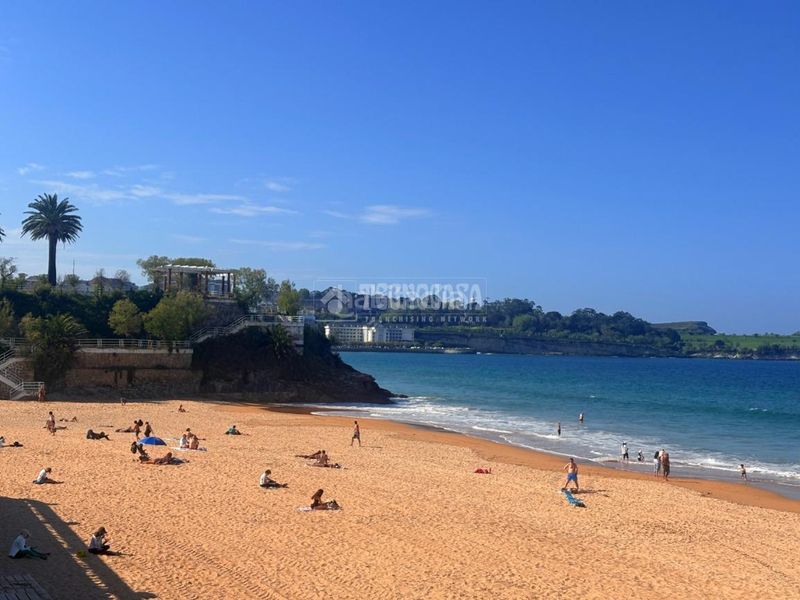 Foto d810d2b0-6686-457e-a0a0-7843b6f2d904. Pis amb calefacció aparcament a Los Castros Santander