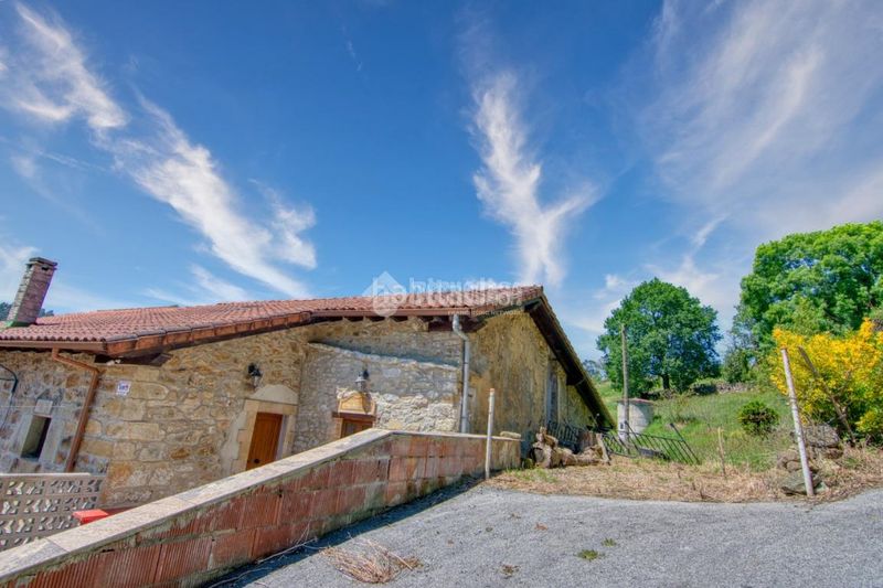 Foto e2d873ae-fe31-4d4a-a583-d64a8bfdf45c. Masia amb aparcament a Solórzano