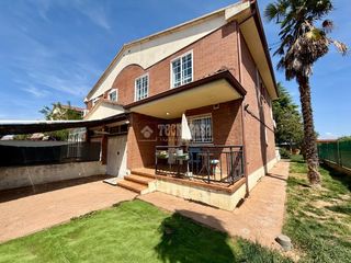 Casa aparellada a Vallehermoso. Casa en venta en azuqueca de henares