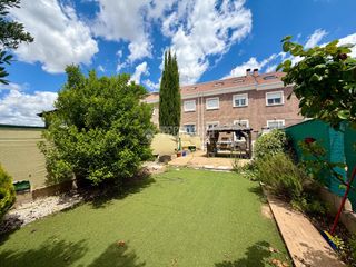 Casa aparellada a Vallehermoso. Casa en venta en azuqueca de henares