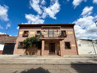 Casa aparellada a Villanueva de la Torre. Casa en venta en villanueva de la torre