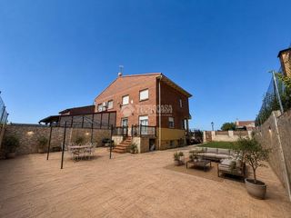 Casa pareada en Villanueva de la Torre. Casa en venta en villanueva de la torre