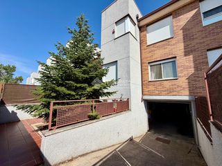 Maison jumelée à Villanueva de la Torre. Casa en venta en villanueva de la torre