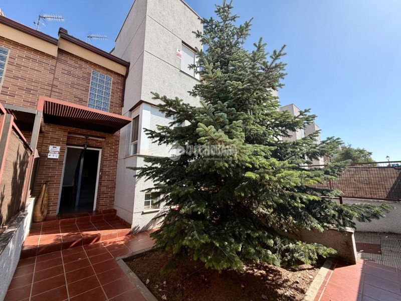 Foto c18ff904-73c2-46b1-b17f-d295e0e763e5. Casa pareada casa en venta en Villanueva de la Torre