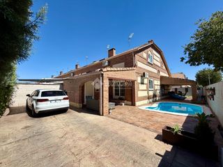 Towny house in Villanueva de la Torre. Casa en venta en villanueva de la torre