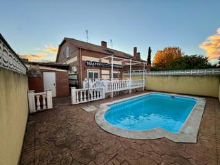 Casa aparellada a Villanueva de la Torre. Casa en venta en villanueva de la torre