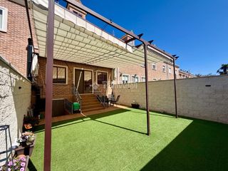 Casa aparellada a Vallehermoso. Casa en venta en azuqueca de henares