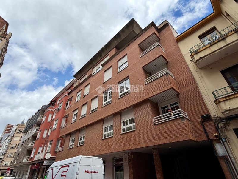Foto 3f067263-7299-4dc5-9ad1-d6e920544a0e. Pis amb calefacció aparcament a Centro Ciudad León