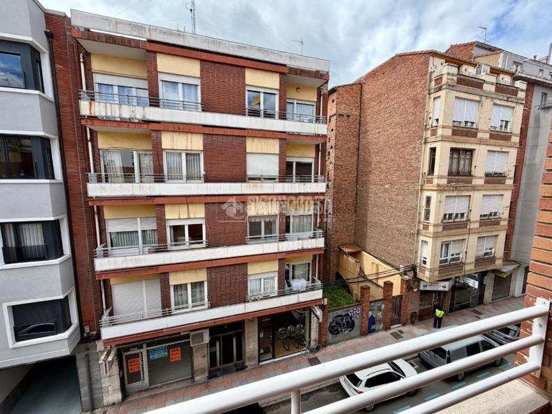 Foto b104ed4c-b90e-4222-be36-7730c38934ca. Pis amb calefacció aparcament a Centro Ciudad León