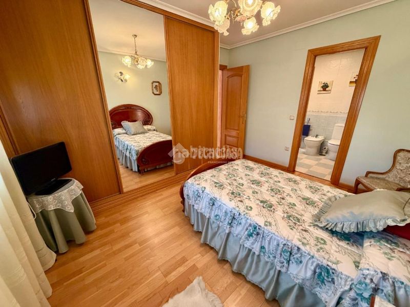 Foto 0008f007-33da-4080-b768-d15200e6c370. Casa aparellada amb calefacció aparcament a Las Eras de Renueva León