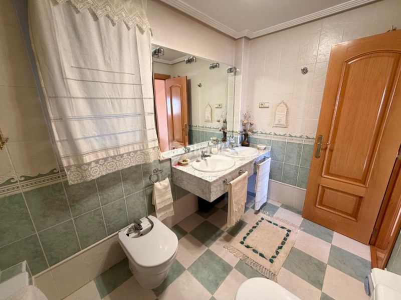 Foto 3bd9fa98-6c9b-4165-a9b3-c232693df5a0. Casa aparellada amb calefacció aparcament a Las Eras de Renueva León