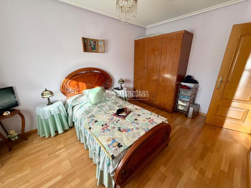 Foto 4ac9e827-925c-4763-937c-394d6e2fa80f. Casa aparellada amb calefacció aparcament a Las Eras de Renueva León