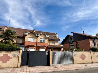 Casa aparellada  C. julio prieto tascón. Casa en venta en león