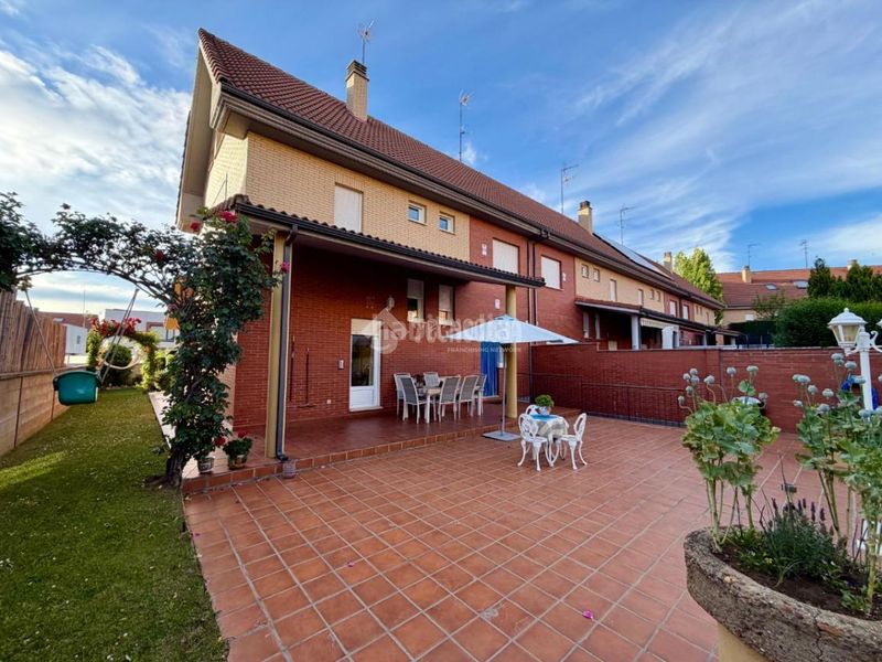 Foto a63a0fef-fcc7-4c61-aa0a-b37372461a95. Casa aparellada amb calefacció aparcament a Las Eras de Renueva León