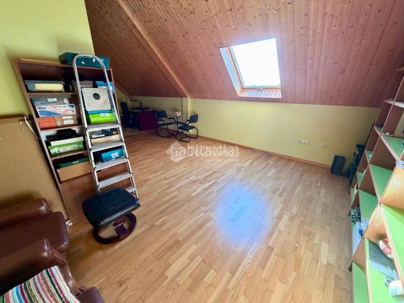 Foto b1d0d6f4-b971-470c-8e79-ebdb214a340e. Casa aparellada amb calefacció aparcament a Las Eras de Renueva León