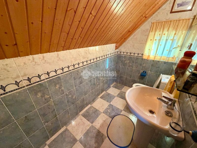 Foto e03224b9-9f6e-47c4-82e6-e32ce59c0729. Casa aparellada amb calefacció aparcament a Las Eras de Renueva León