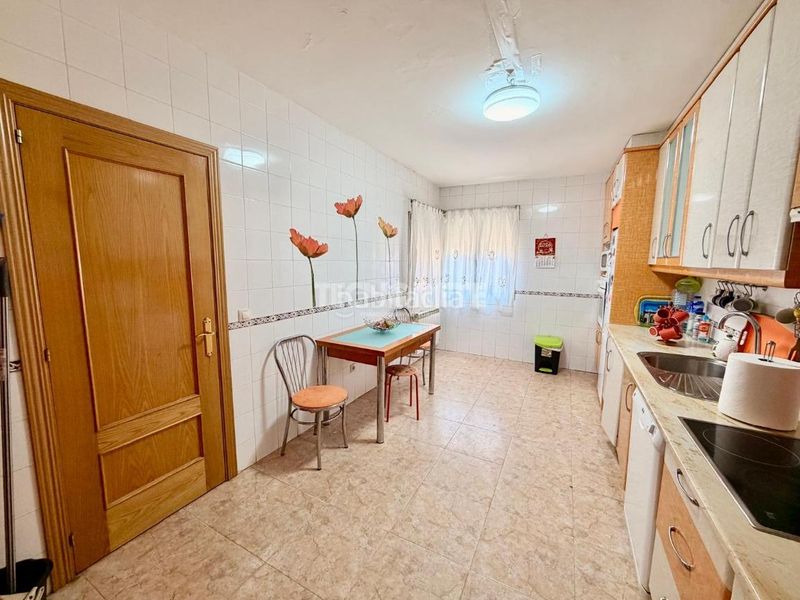 Foto 193bfabb-bbe6-453d-a51b-326864b5934e. Casa aparellada amb aparcament a Parque Manuel de Vega-Carretera de Ugena Illescas