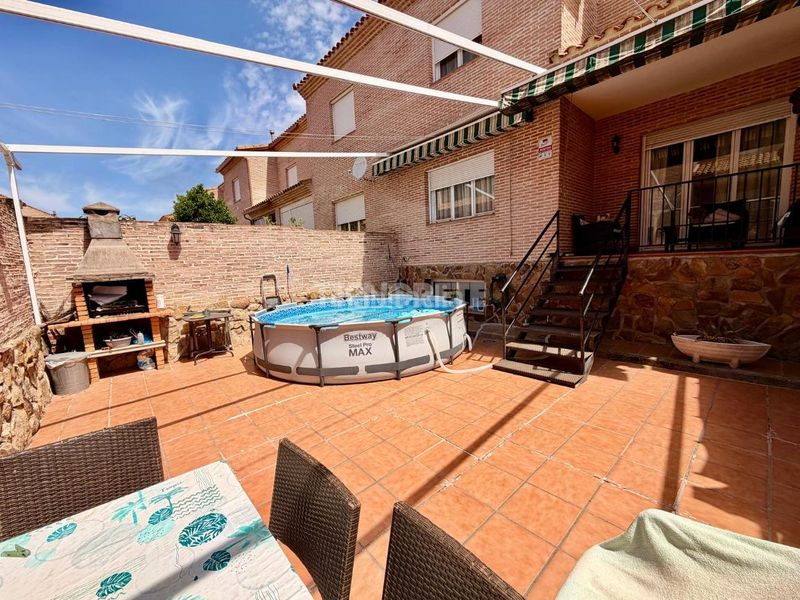 Foto 4a9b826a-bf87-4957-9693-182d4d78d925. Casa aparellada amb aparcament a Parque Manuel de Vega-Carretera de Ugena Illescas